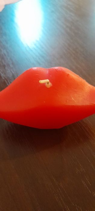 Świeczka w kształcie ust