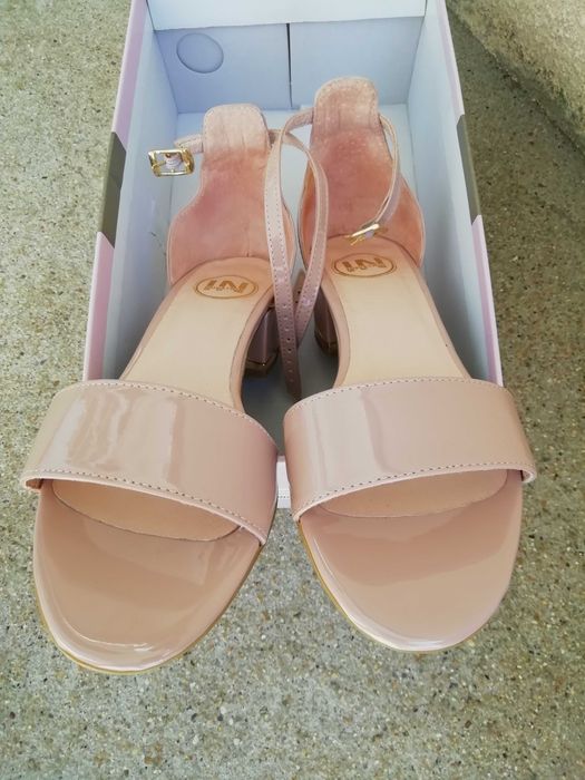 Sandálias N° 37 muito Bonitas e elegantes.