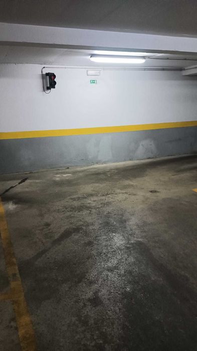 Arrenda lugar estacionamento parqueamento Estrada Falagueira Amadora