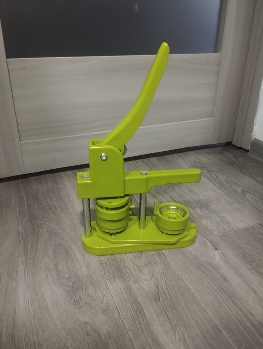 Станок для изготовления значков