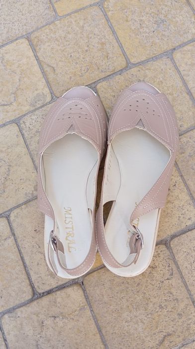 Босоножки на танкетке