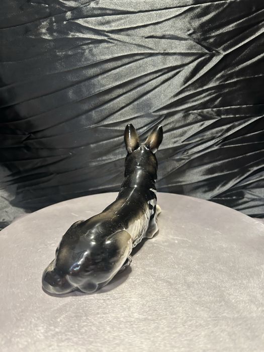 Porcelanowa figurka psa – sygnowana – dekoracyjna i kolekcjonerska