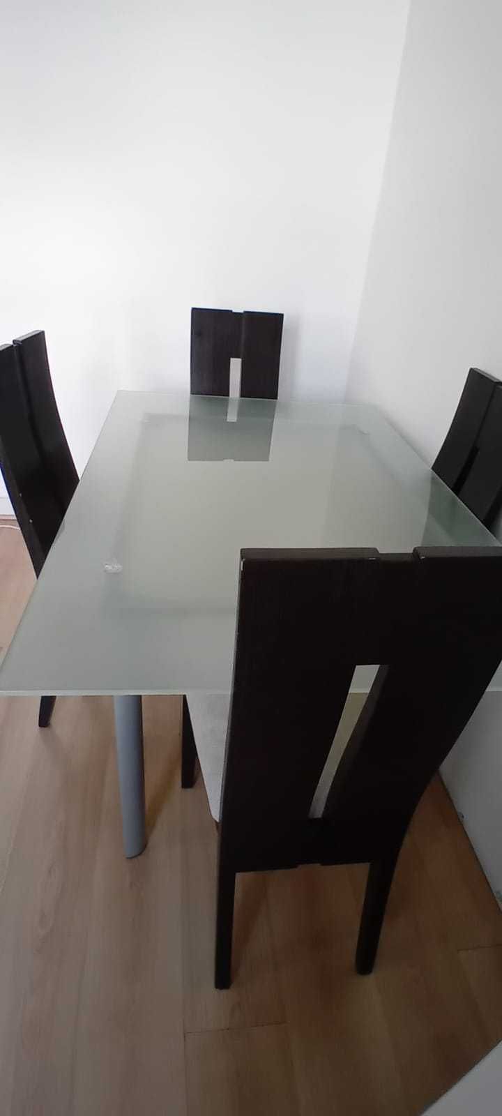 Mesa e 4 cadeiras
