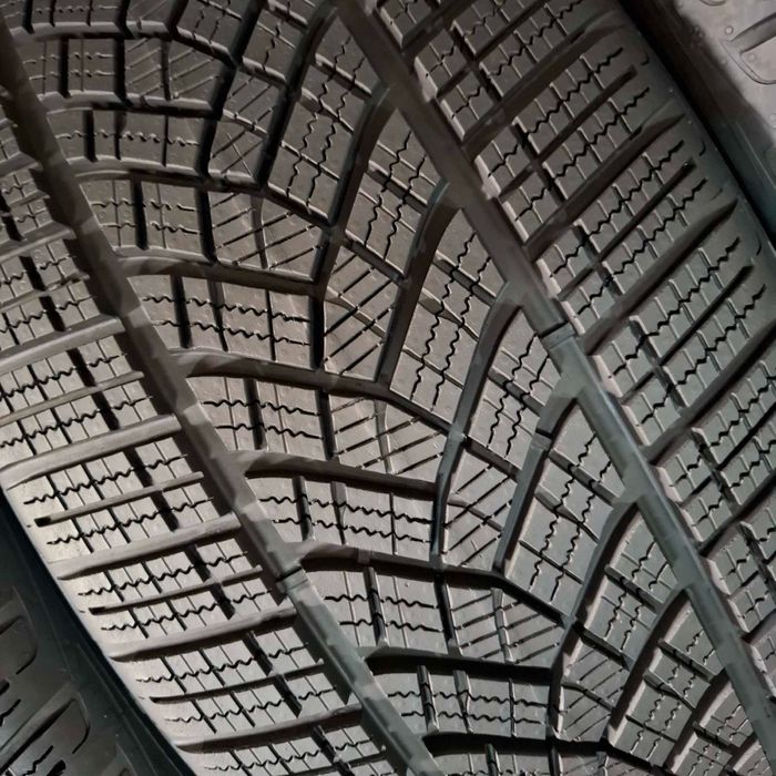 245/45/20 R20 Coodyear Ultra Grip Perfomance NFO 4шт зима