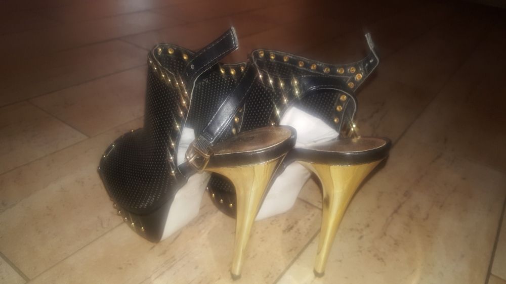 Buty  na obcasie/koturnie w śmiesznej cenie