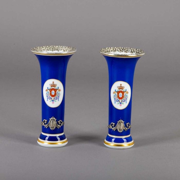 Jarra antiga com decoração floral e pássaros