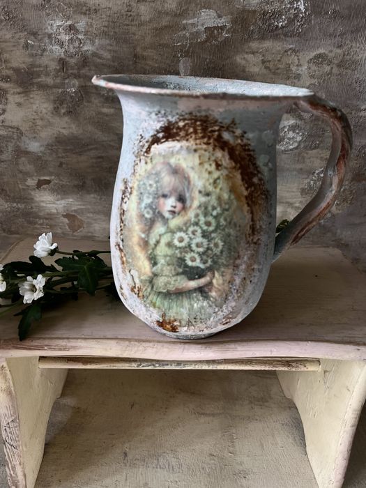 Stary recznie malowany dzbanek