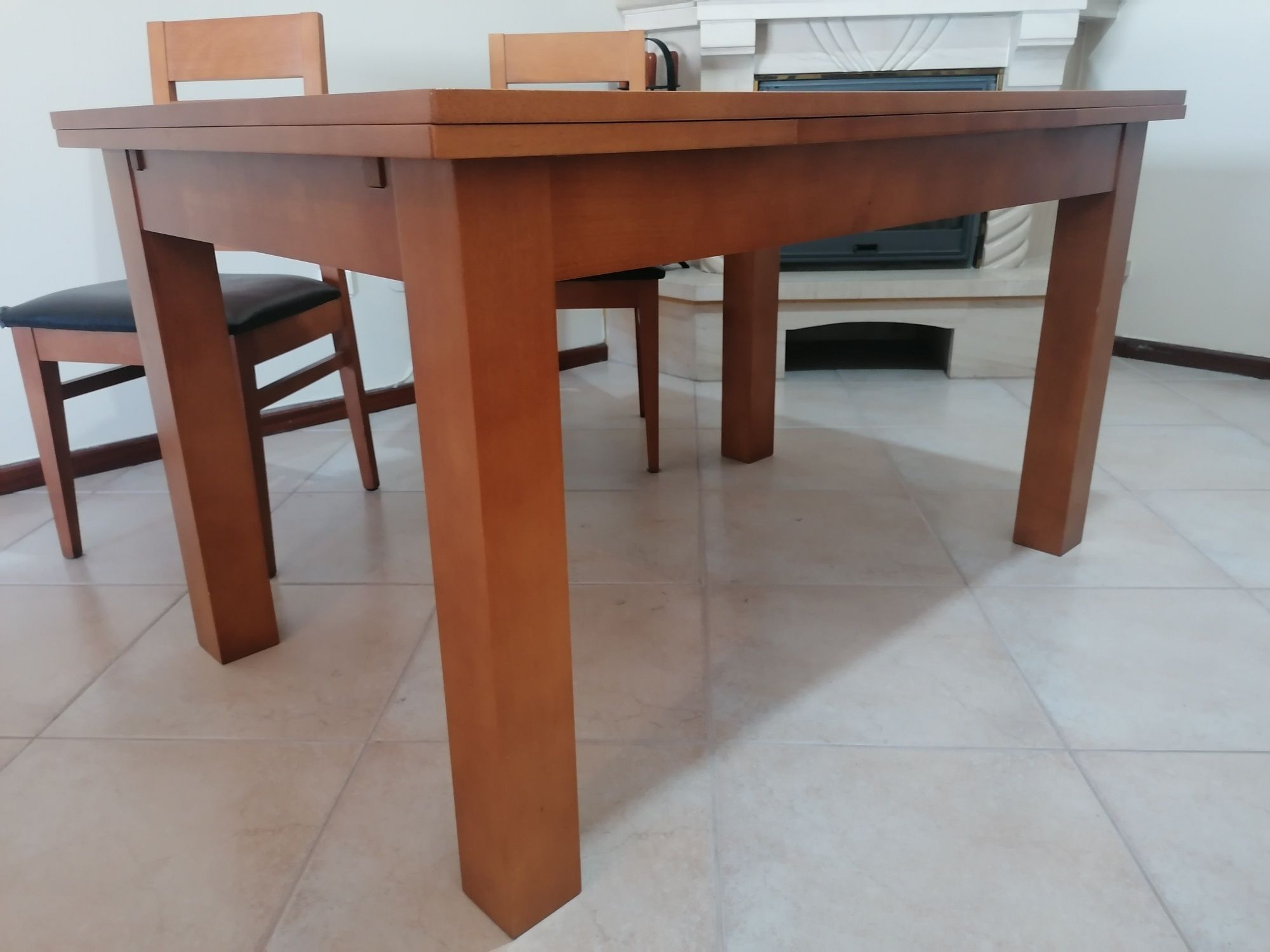 Mesa e 4 cadeiras