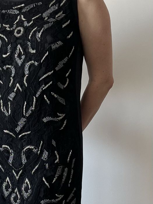 Vestido Elegante de Renda com Bordados Prateados