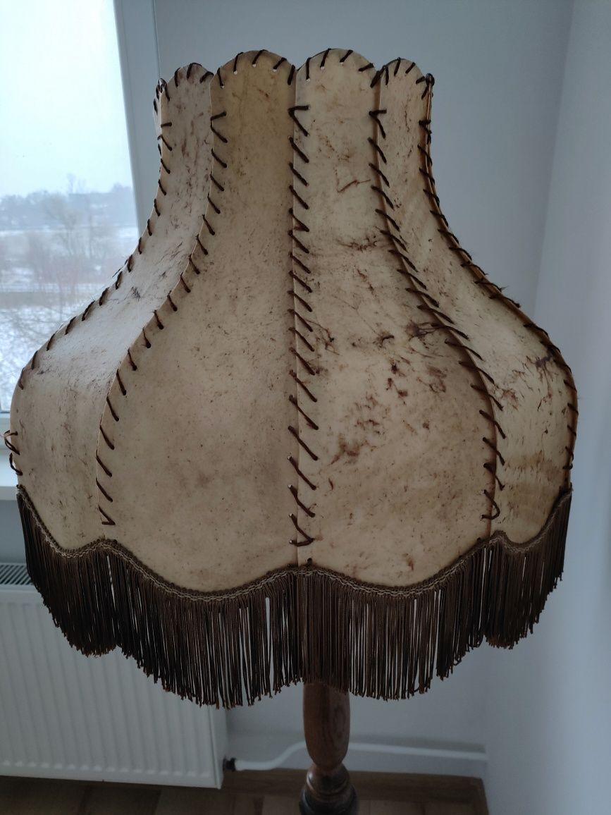 Lampa stojąca z drewna