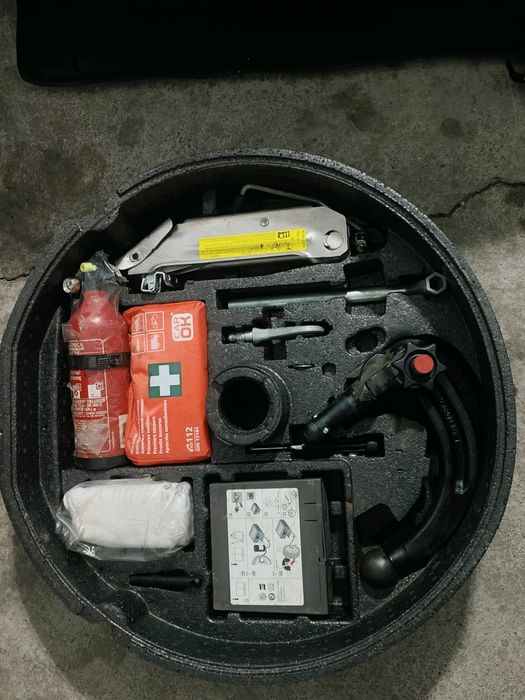 Audi A4 B6 B7  zestaw naprawczy koła + hak Westfalia