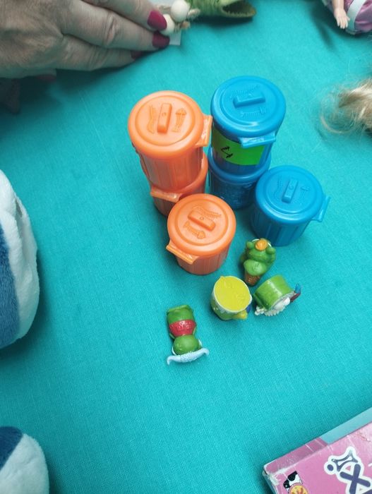 Śmieciaki kosze i figurki 10 sztuk.