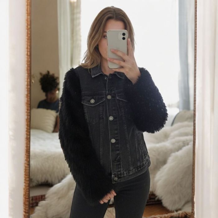 Jeansowa czarna katana damska Bershka kurtka z futrzanymi rękawami