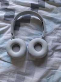 Białe słuchawki bezprzewodowe Philips