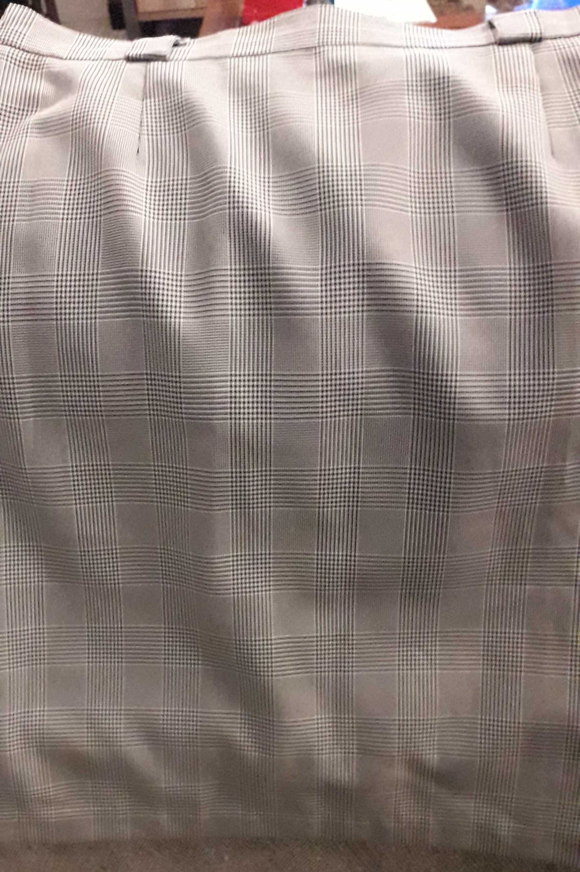 Saia em xadrez, preto e branco, muito elegante