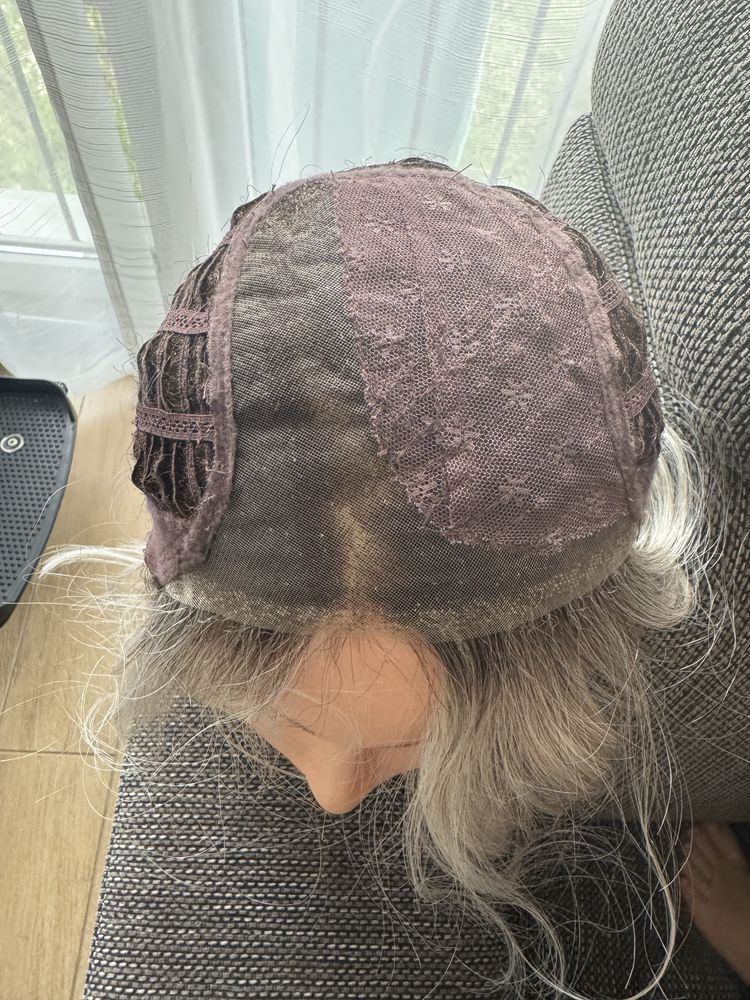 Peruka lace front Rokoko ruchomy przedzialek platyna z ciemnym odroste