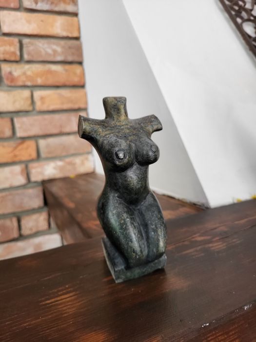 Rzeźba Tors z kamienia