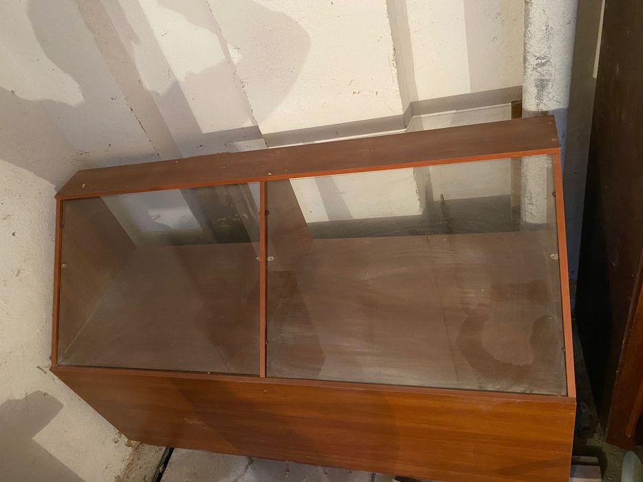 Витрина с стеклом и полками