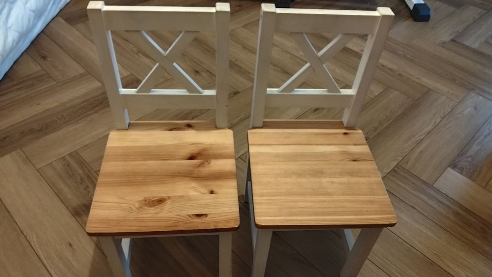 Dwa krzesełka drewniane dla dziecka