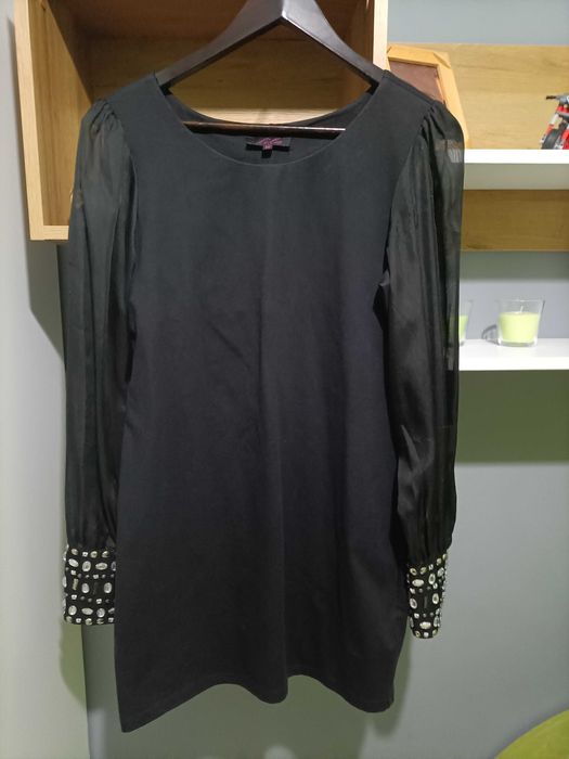 Czarna sukienka, siateczkowe rękawy