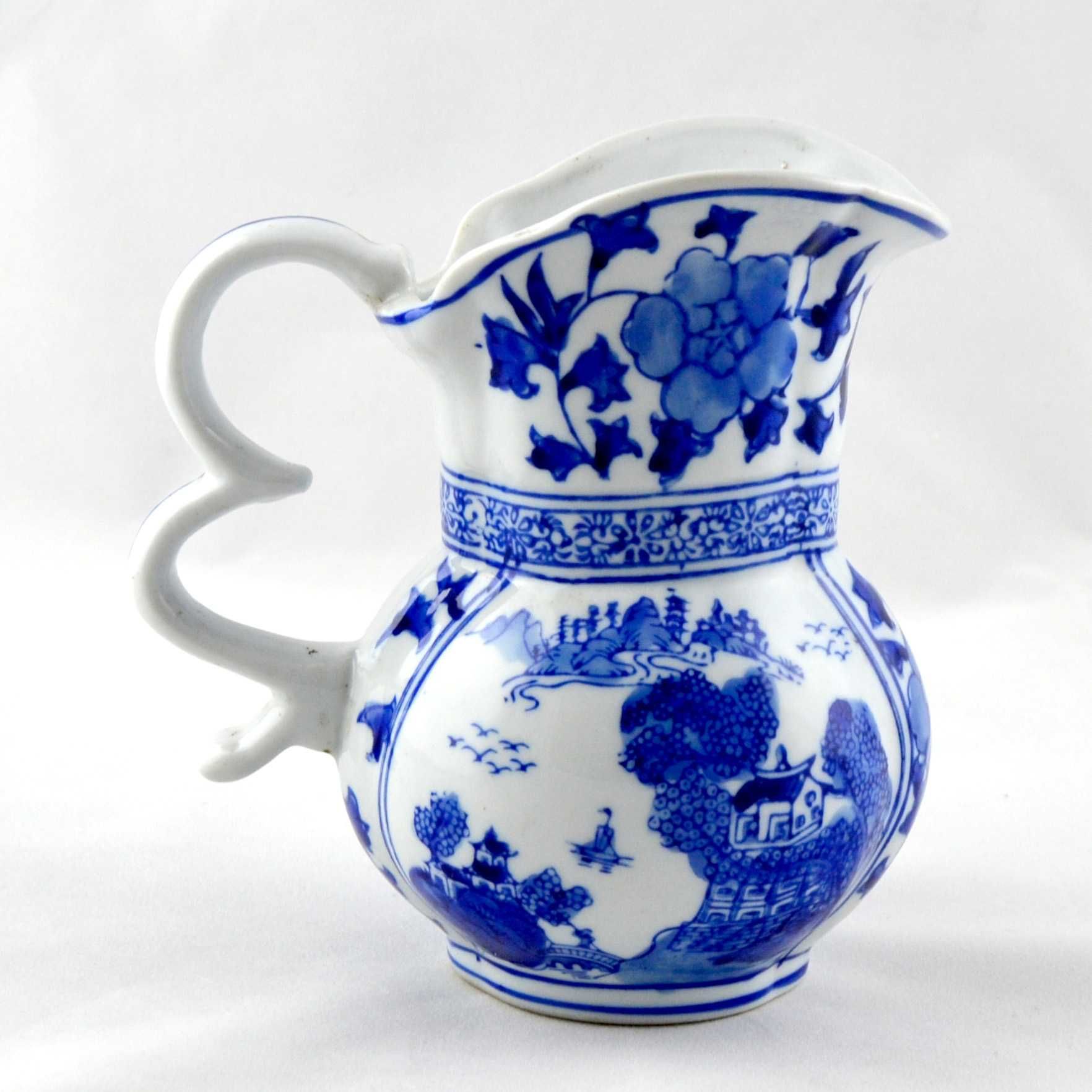 Jarro Porcelana da China Azul e Branco decorado com flores e pagodes