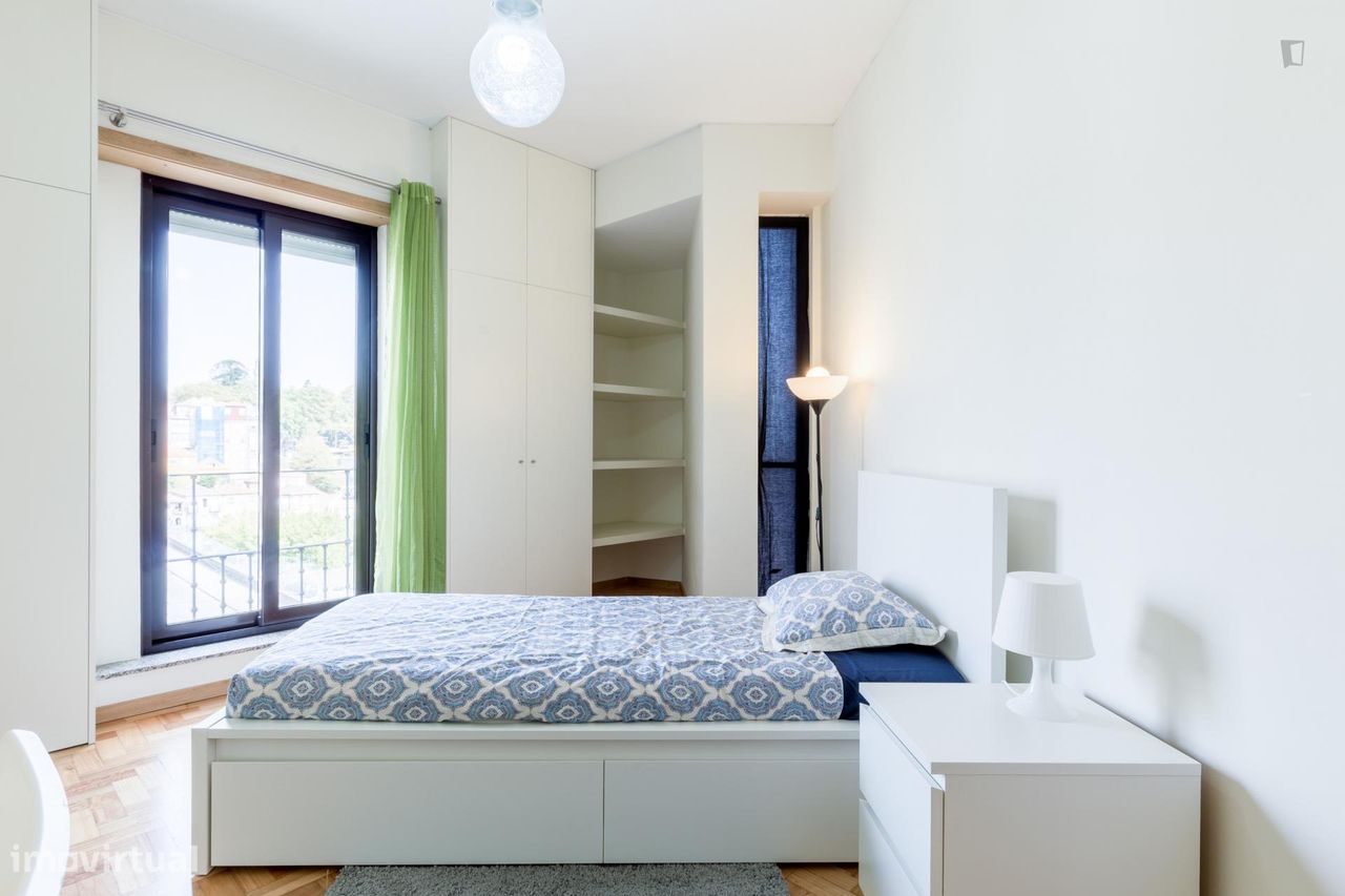 69733 - Quarto com cama de solteiro, com...