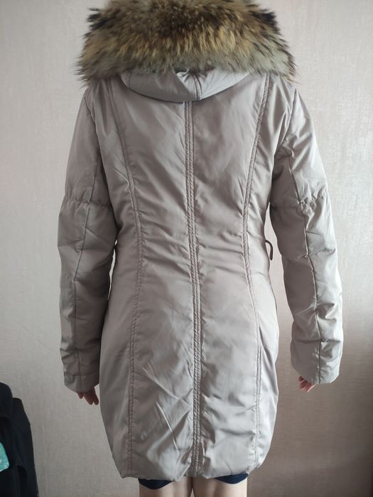Продам зимнюю курточку с капюшоном с натуральным мехом