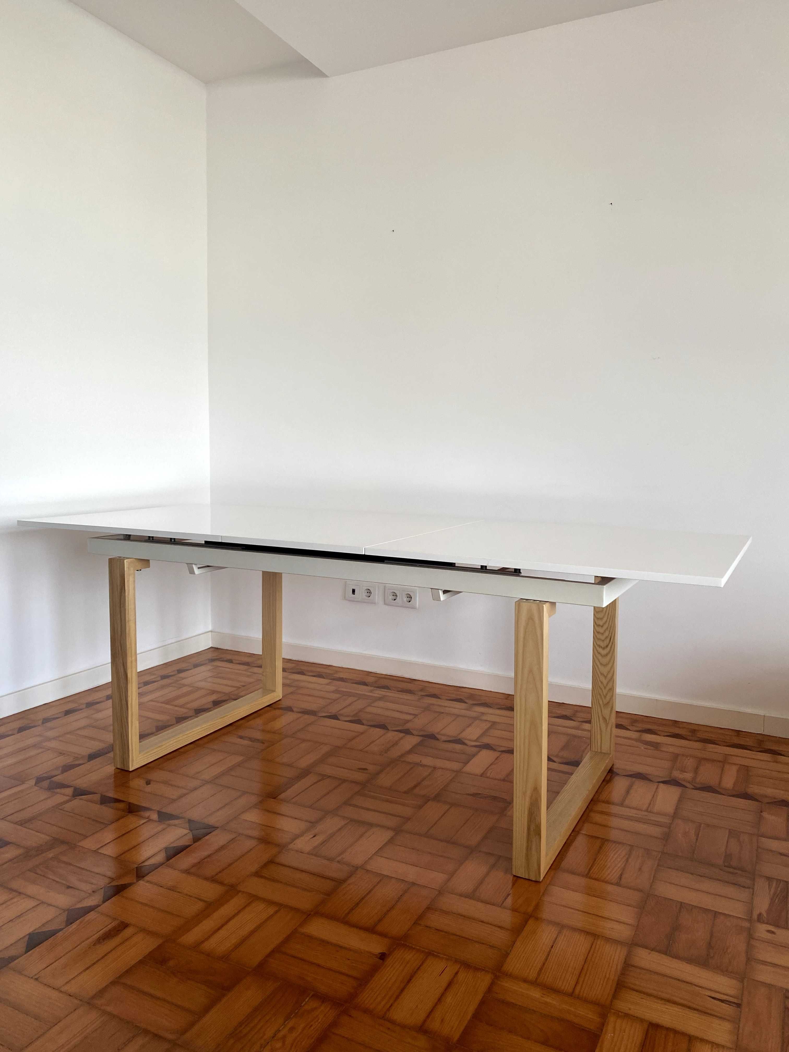 Mesa de jantar extensível (6/8 lugares)