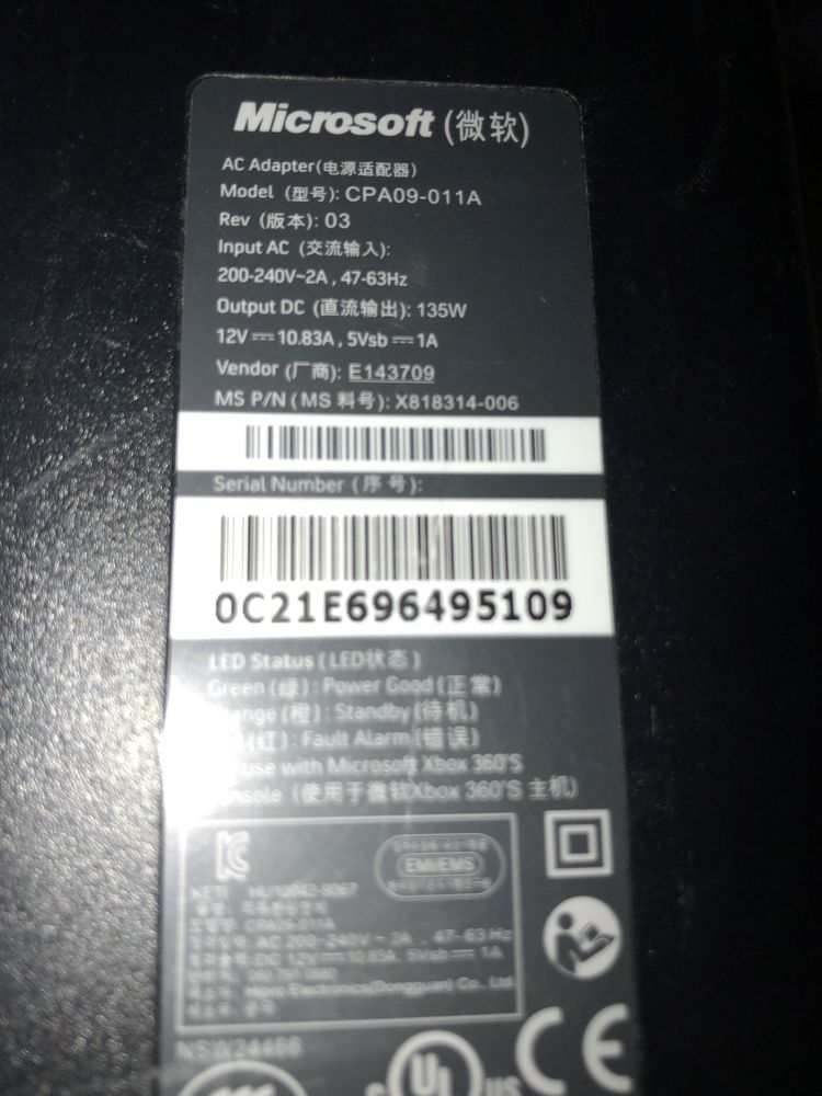 Zasilacz mikrosoft czarny.