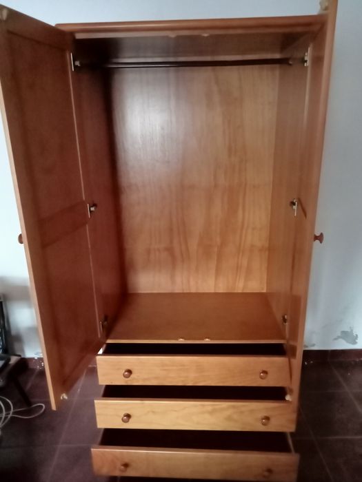Roupeiro em pinho claro. Altura 1,92 largura 0,90 fundo 0,50cm