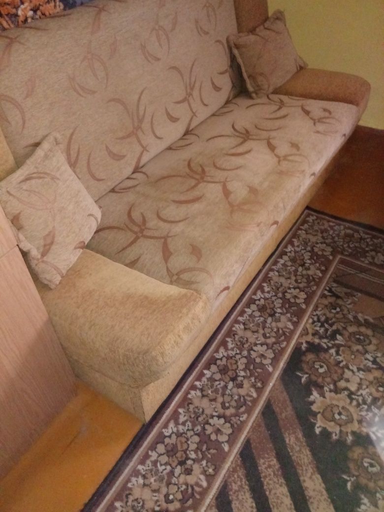 Wersalka beżowa.