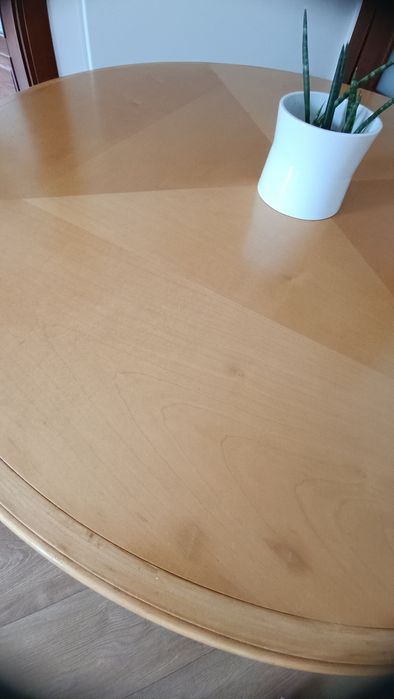 okrągły dębowy stół