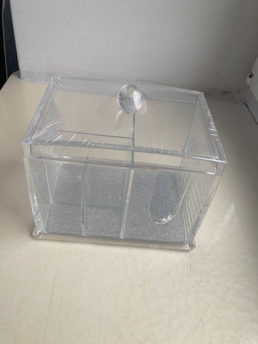 Organizer zamykany na kosmetyki np szminki lakiery kremy