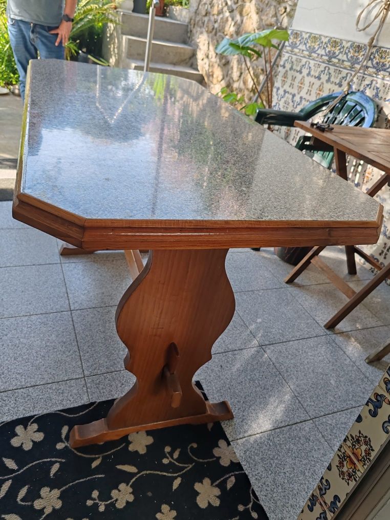 Mesa de cozinha em madeira