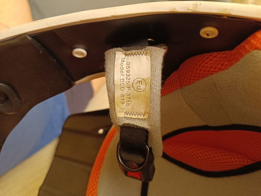 Kask BLD-819-3. Obwód głowy 50-52 cm.