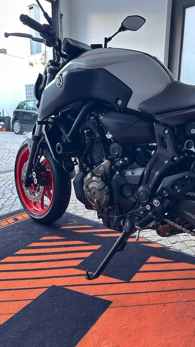 Yamaha MT-07 2020 – 35 kW no livrete, Linha Akrapovic Carbon