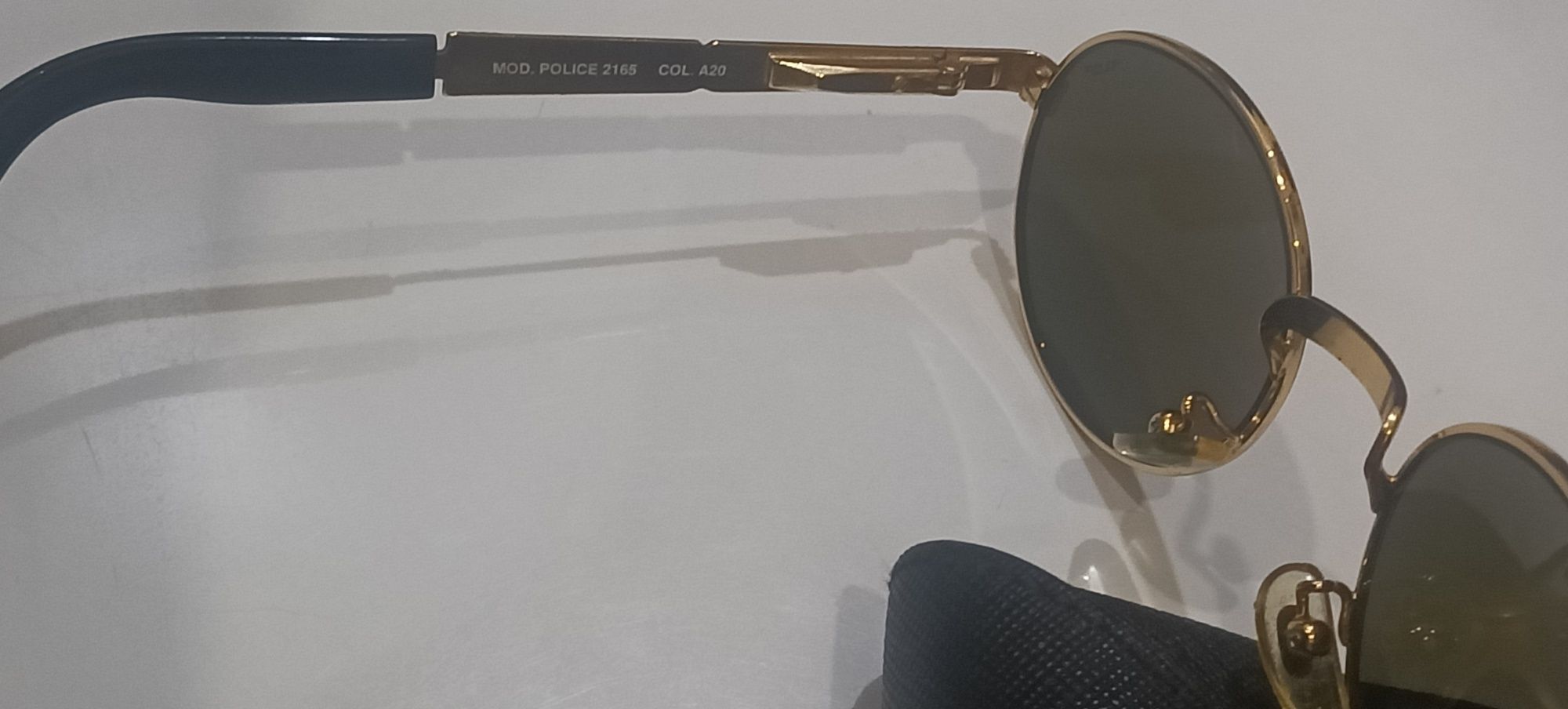 Óculos de sol (Police Vintage) de metal dourado com estojo.