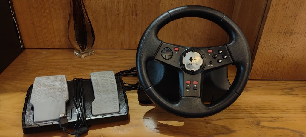 Volante e Pedais Logitech