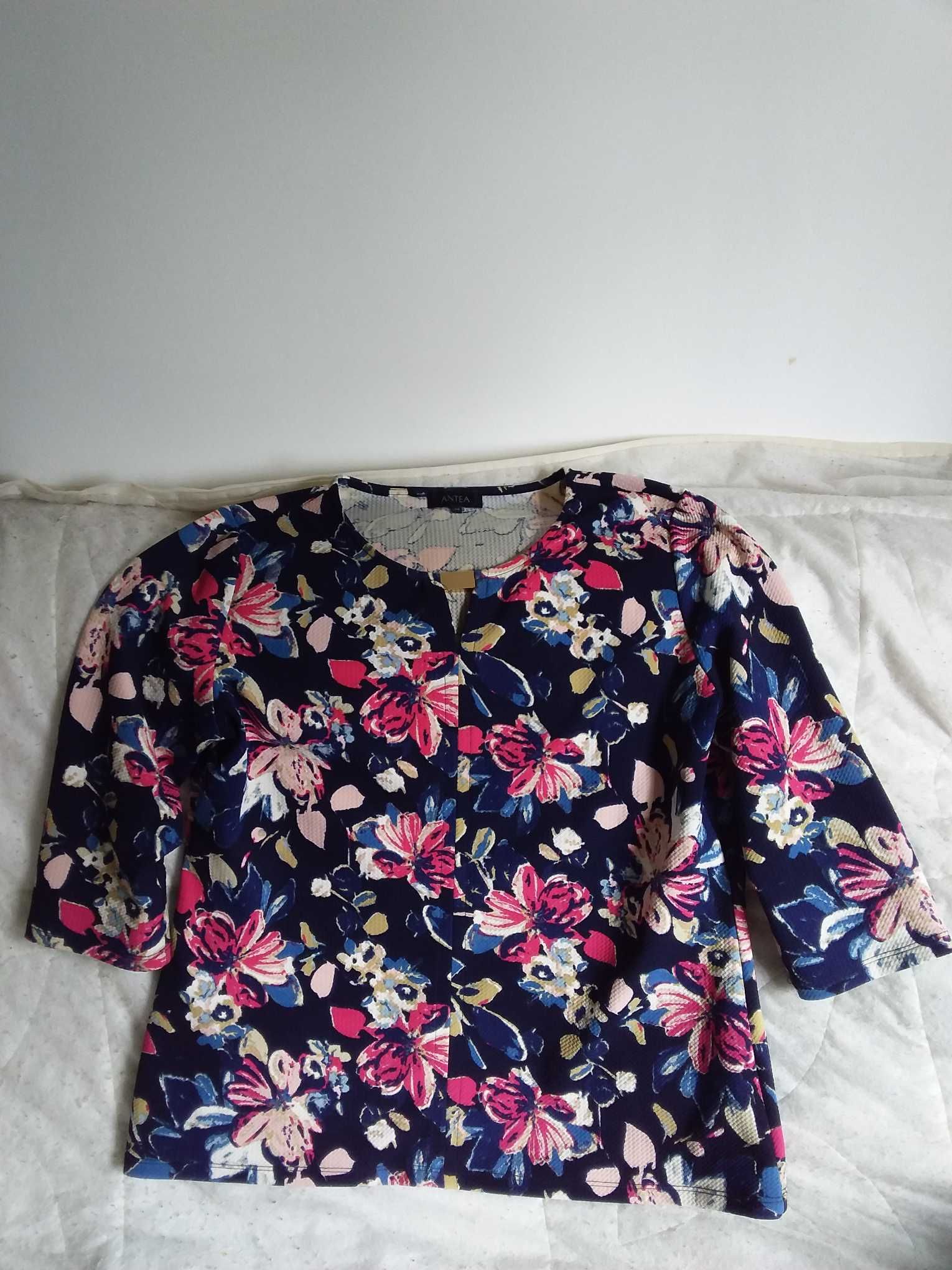 Blusa padrão flores com aplique em metal