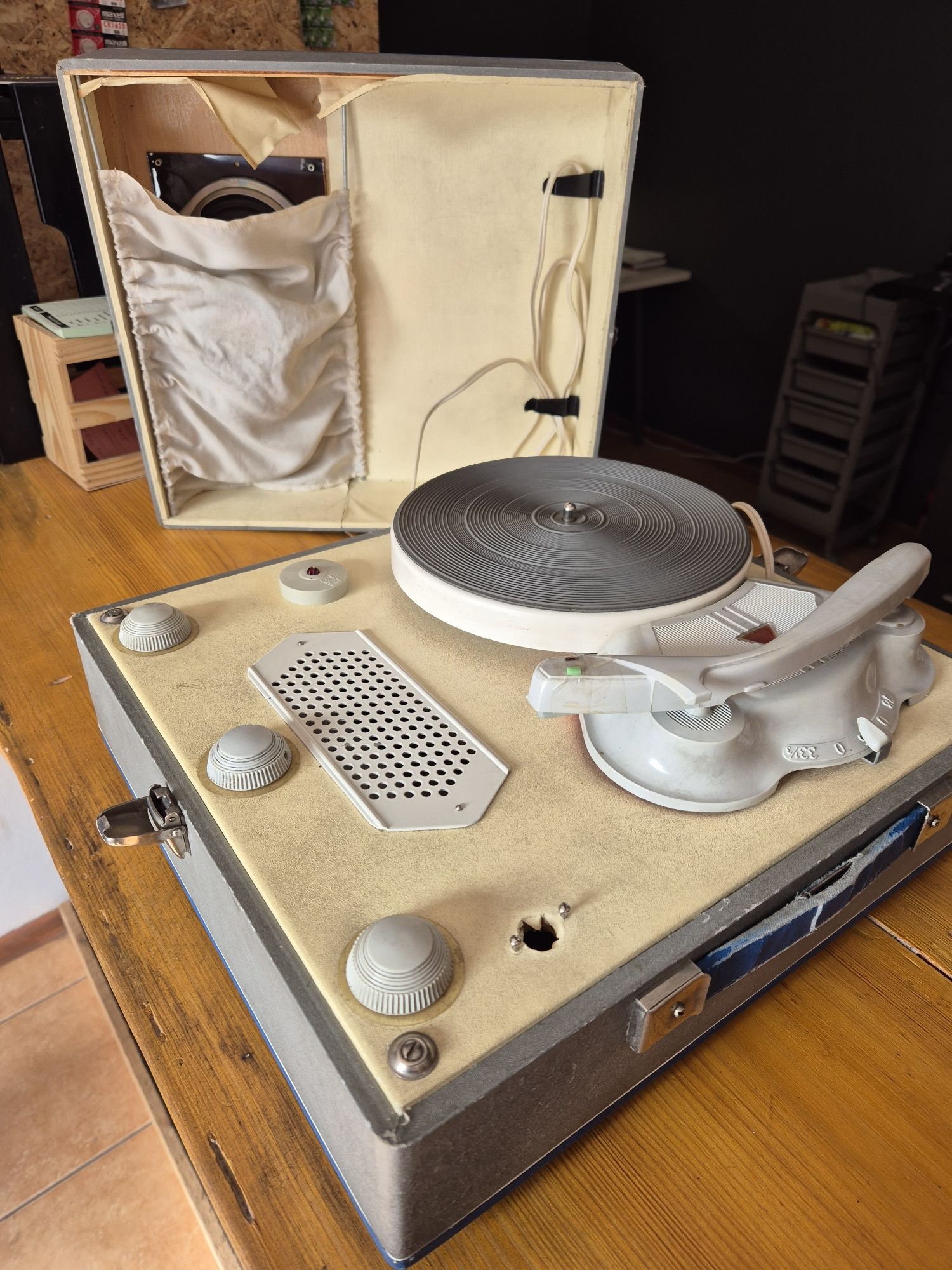 Gramofon Bambino w dobrym stanie. Brak igły.