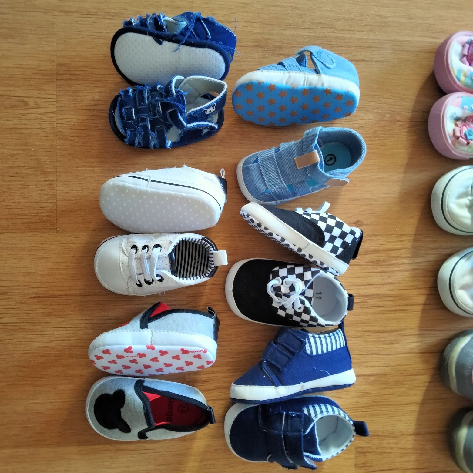 Дитяче взуття пінетки черевики чобітки кросівки туфельки