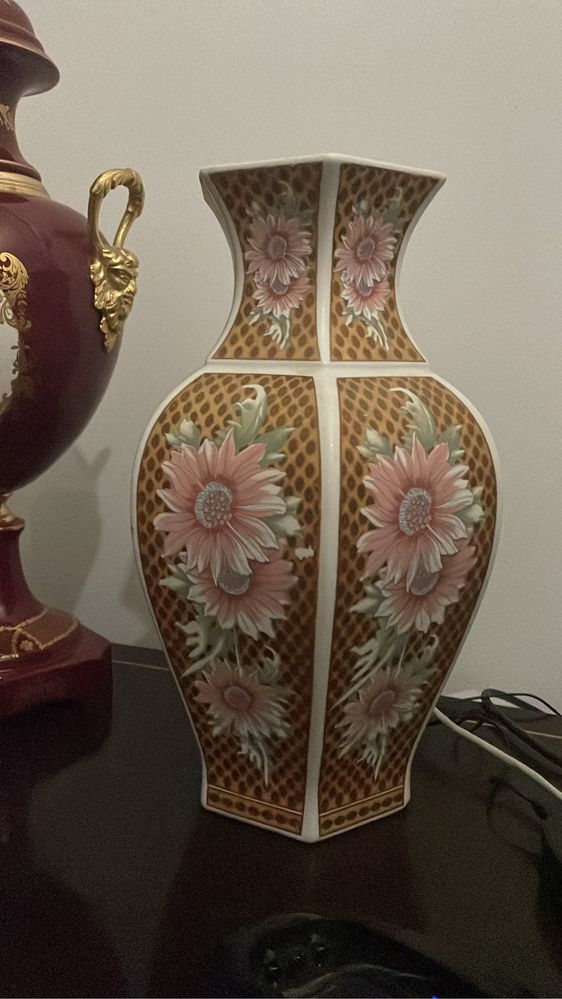 Peças de ceramica vermelha e dourada.