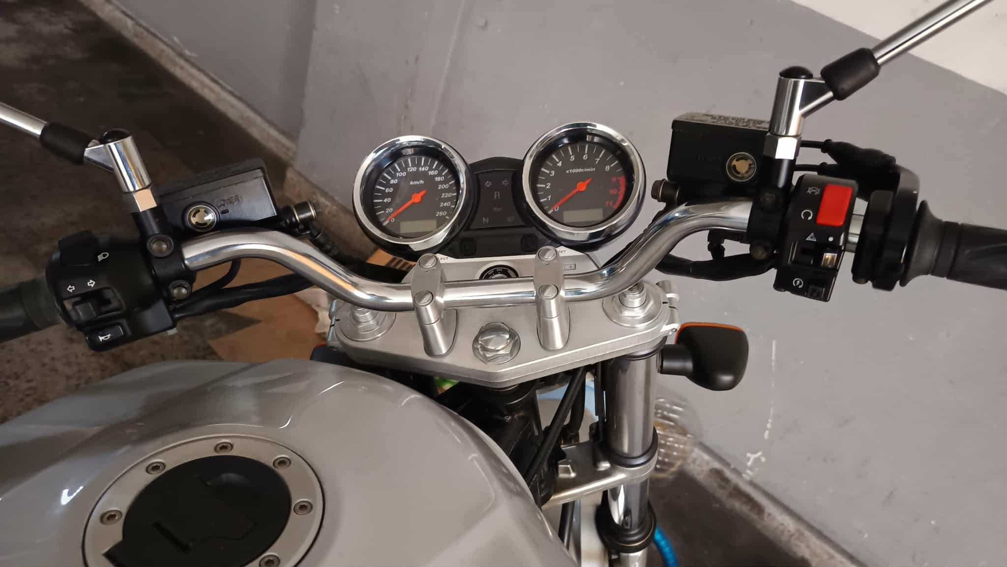 Suzuki GSX 1400 Cinza Prata - Novas fotos.