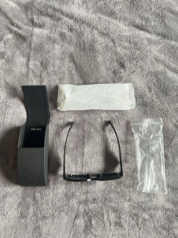 Óculos pretos Prada