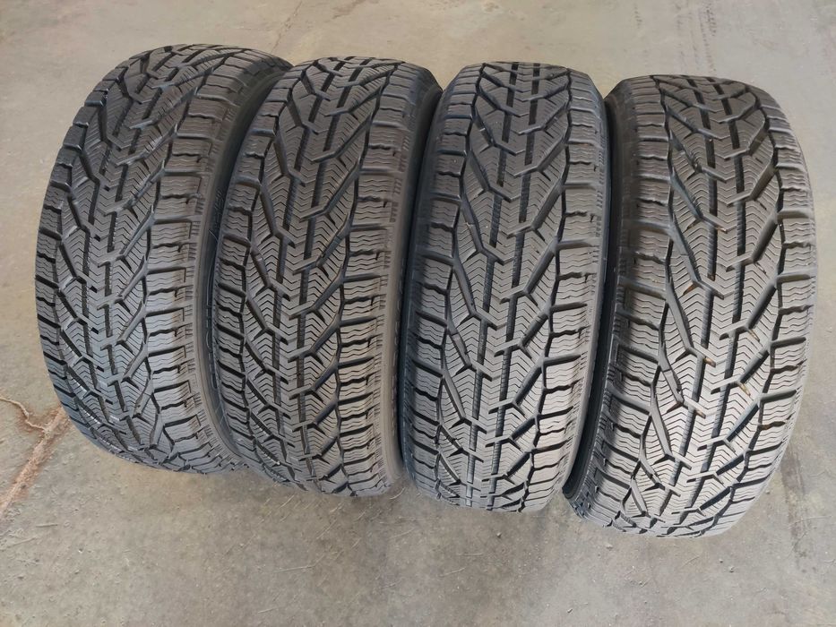 R18 235 45 шини зимові Tigar Winter добрий стан
