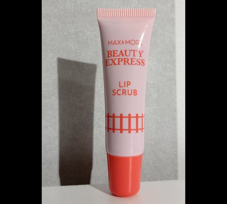 Nowy balsam z peelingiem do ust w tubce 10 ml Lip Scrub Max&More