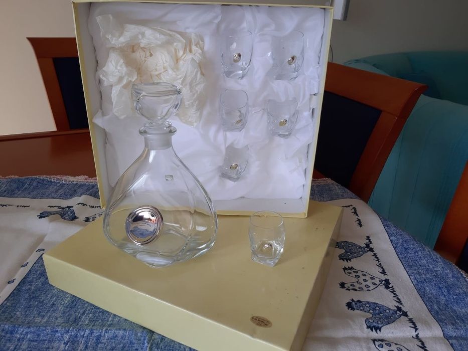 Vendo conjunto em cristal com aplicação em Prata da VALBOM, composto p