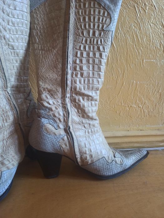Продам шкіряні казаки,шиті на замовлення,зі шкіри пітона і крокодила.