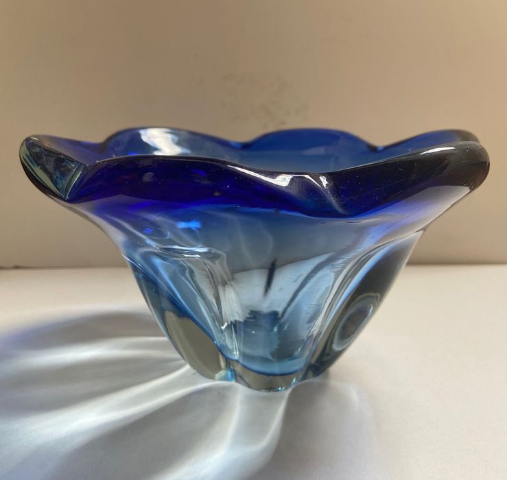 Конфетница Гута стеклянная синяя СССР.