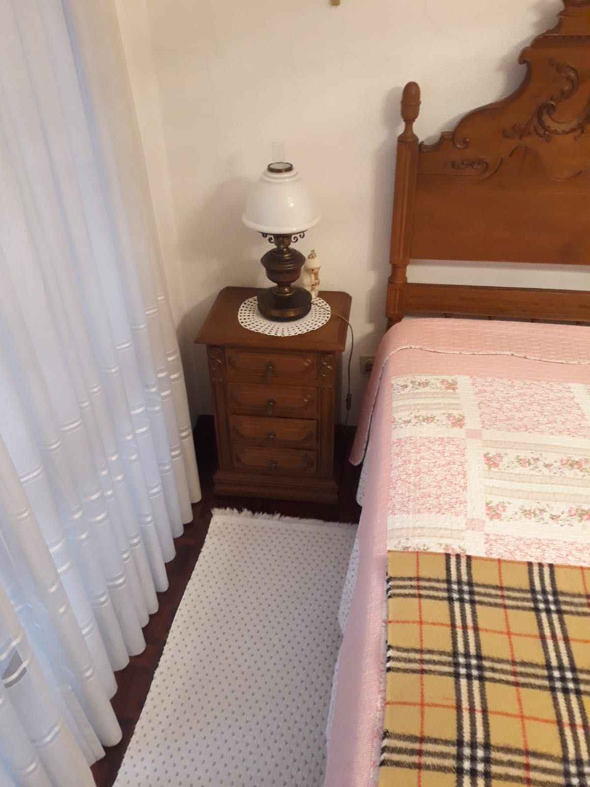 Mobília de quarto ( cama, mesinhas cabeceira e cómoda)